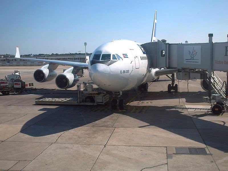 IL 96-300 авиакомпании CUBANA в одном из аэропортов Парижа IL 96-300 авиакомпании CUBANA в одном из аэропортов Парижа
