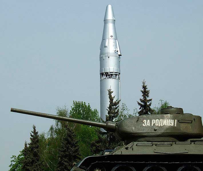 Танк Т-34-85 на площадке у входа в Центральный музей Вооружённых Сил, Москва Танк Т-34-85 на площадке у входа в Центральный музей Вооружённых Сил, Москва