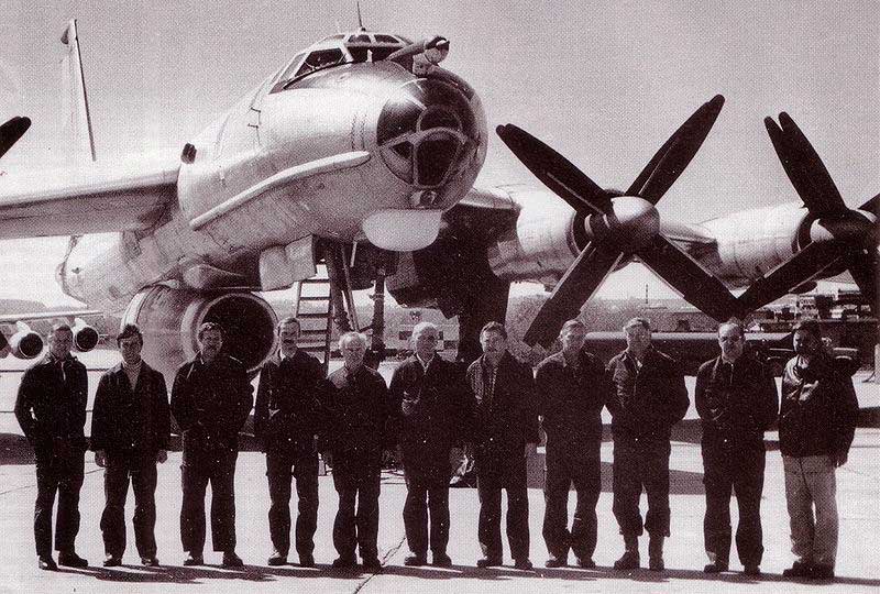 Экипаж Ту-142ЛЛ после установления рекордов скороподъёмности 3 мая 1990 года Экипаж Ту-142ЛЛ после установления рекордов скороподъёмности 3 мая 1990 года