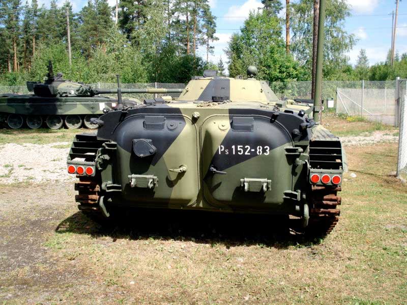 В задних люках БМП-1 расположены дополнительные топливные баки