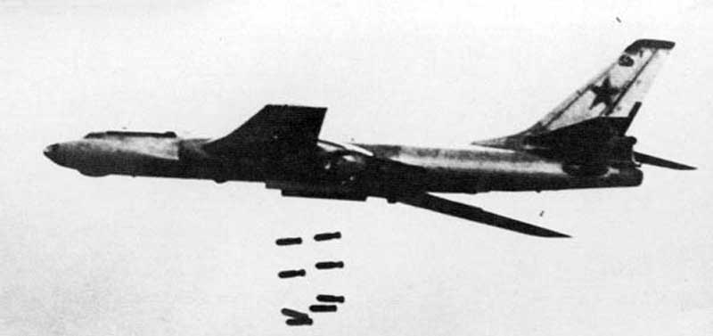 Ту-16 наносит бомбовый удар