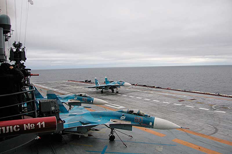 Су-33, заходящий на посадку на палубу ТАКР «Адмирал флота Советского Союза Кузнецов» Су-33, заходящий на посадку на палубу ТАКР «Адмирал флота Советского Союза Кузнецов»