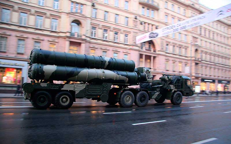 С-400 Триумф ЗРК во время репетиции на 2009 Парада Победы в Москве. С-400 Триумф ЗРК во время репетиции на 2009 Парада Победы в Москве.