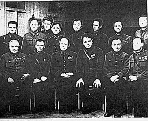 1-я конференция фронтовых хирургов, Тамбов, ноябрь 1942 года (1-й ряд, в центре акад. Н. Н. Бурденко) Конференция проводилась на базе эвакогоспиталя 1189 (школа № 19). Н. Н. Бурденко прибыл на конференцию со всеми своими заместителями: профессорами В. С. Левитом, С. С. Гирголавом, М. Н. Ахутиным, главным травматологом проф. В. В. Гориневской. 1-я конференция фронтовых хирургов, Тамбов, ноябрь 1942 года (1-й ряд, в центре акад. Н. Н. Бурденко) Конференция проводилась на базе эвакогоспиталя 1189 (школа № 19). Н. Н. Бурденко прибыл на конференцию со всеми своими заместителями: профессорами В. С. Левитом, С. С. Гирголавом, М. Н. Ахутиным, главным травматологом проф. В. В. Гориневской.