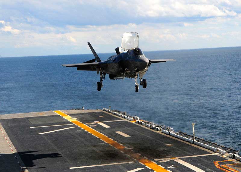 F-35B совершает вертикальную посадку на палубу десантного корабля «Уосп» F-35B совершает вертикальную посадку на палубу десантного корабля «Уосп»