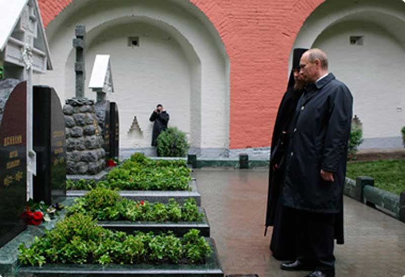 Владимир Путин у могилы Антона Деникина, 24 мая 2009 года Владимир Путин у могилы Антона Деникина, 24 мая 2009 года