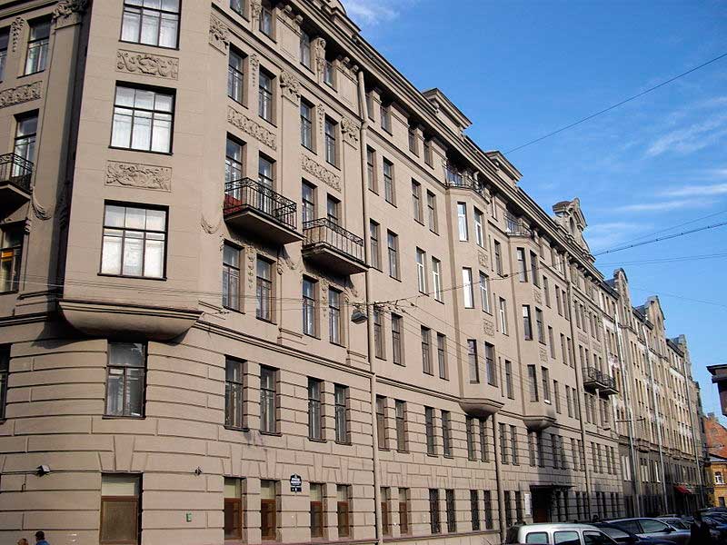Улица Всеволода Вишневского (Санкт-Петербург), дом 11, в котором жил Валерий Чкалов. Вид в сторону Чкаловского проспекта. На доме установлена мемориальная доска