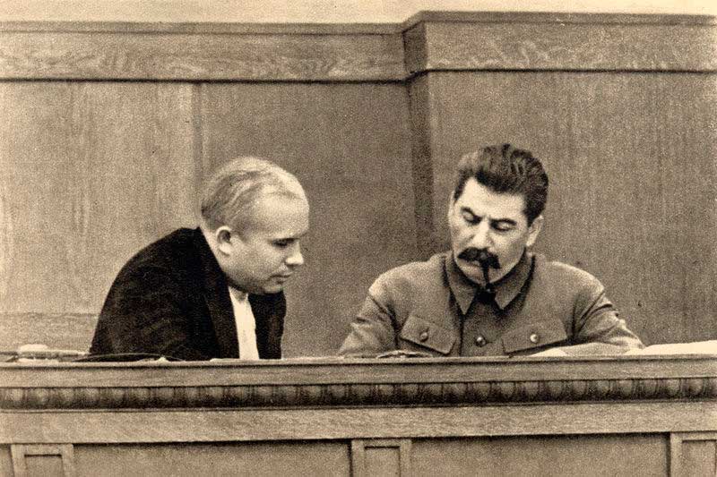 Сталин и Хрущёв в президиуме сессии ЦИК Союза ССР (январь 1936 года) Сталин и Хрущёв в президиуме сессии ЦИК Союза ССР (январь 1936 года)