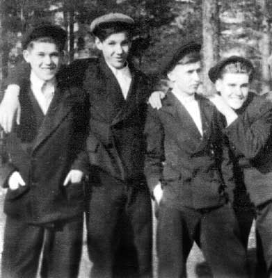 Борис Ельцин (второй слева) с друзьями детства Борис Ельцин (второй слева) с друзьями детства