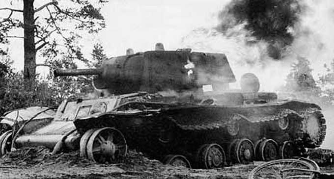 КВ-1, подбитый в ходе сентябрьских боёв 1941 года на Карельском перешейке КВ-1, подбитый в ходе сентябрьских боёв 1941 года на Карельском перешейке