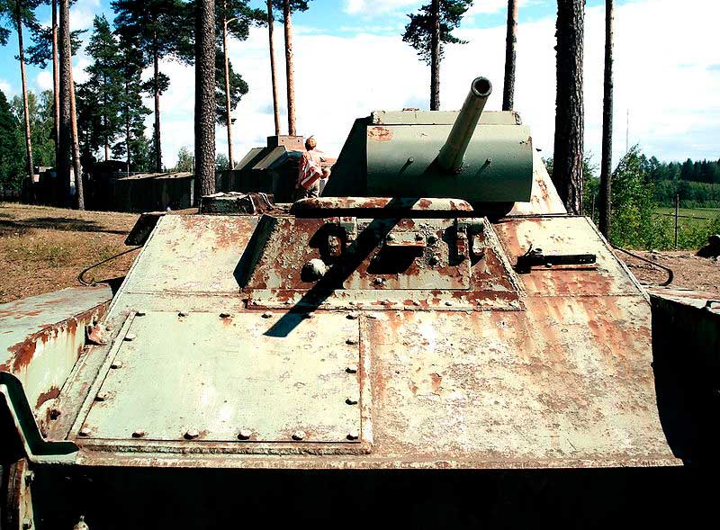 Лёгкий танк Т-60 в Музее бронетанковой техники в Парола, Финляндия. Вид спереди Лёгкий танк Т-60 в Музее бронетанковой техники в Парола, Финляндия. Вид спереди