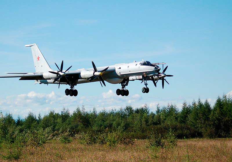 Ту-142МЗ борт 53 красный на посадке. Авиабаза Каменный Ручей, ВВС ТОФ Ту-142МЗ борт 53 красный на посадке. Авиабаза Каменный Ручей, ВВС ТОФ