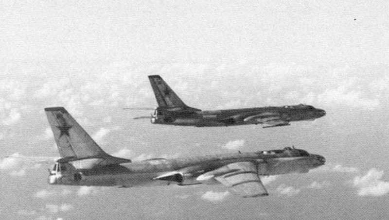 Пара Ту-16 в полете
