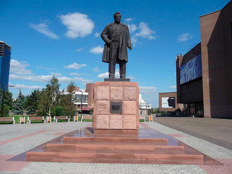 Памятник В. П. Астафьеву в Красноярске. Скульптор Игорь Линевич-Яворский