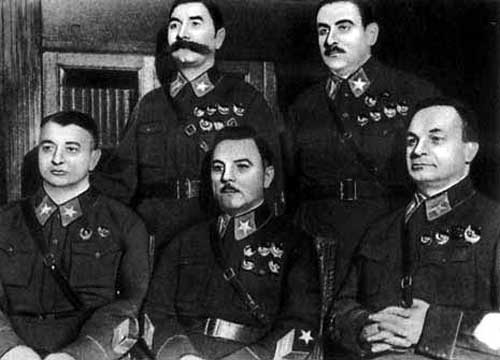 Первые пять маршалов: Тухачевский, Ворошилов, Егоров (сидят), Будённый и Блюхер (стоят) Первые пять маршалов: Тухачевский, Ворошилов, Егоров (сидят), Будённый и Блюхер (стоят)