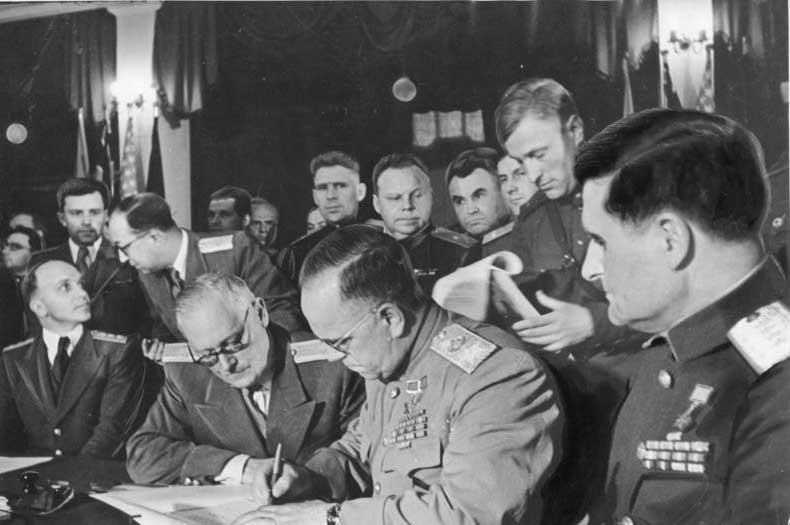 8 мая 1945 года в 22:43 (9 мая 0:43 по мск.вр.), Карлсхорст (Берлин) Жуков принял безоговорочную капитуляцию Германии