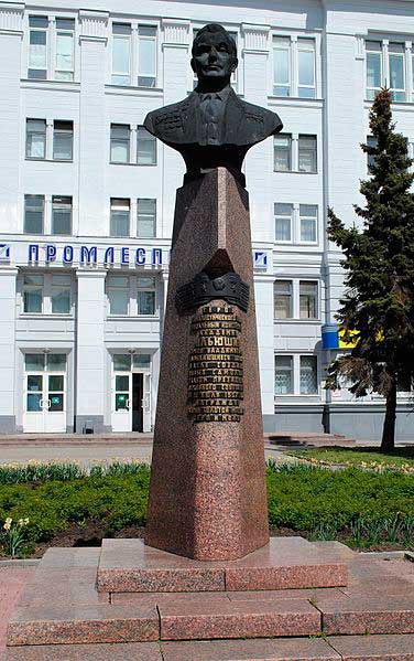 Бюст С. В. Ильюшина в Вологде