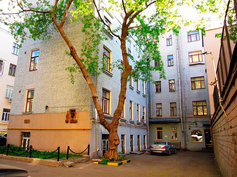 Москва, Большой Каретный переулок, 15. Задний фасад дома, в котором Владимир Семенович жил в 1949&mdash;1955. Видны табличка и барельеф.