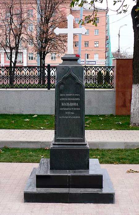 Надгробный памятник на могиле А.В. Кольцова в 2009 году (после реконструкции) Надгробный памятник на могиле А.В. Кольцова в 2009 году (после реконструкции)