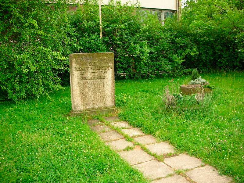 Обелиск в память Зои Космодемьянской перед 46 средней школой в г. Дрездене