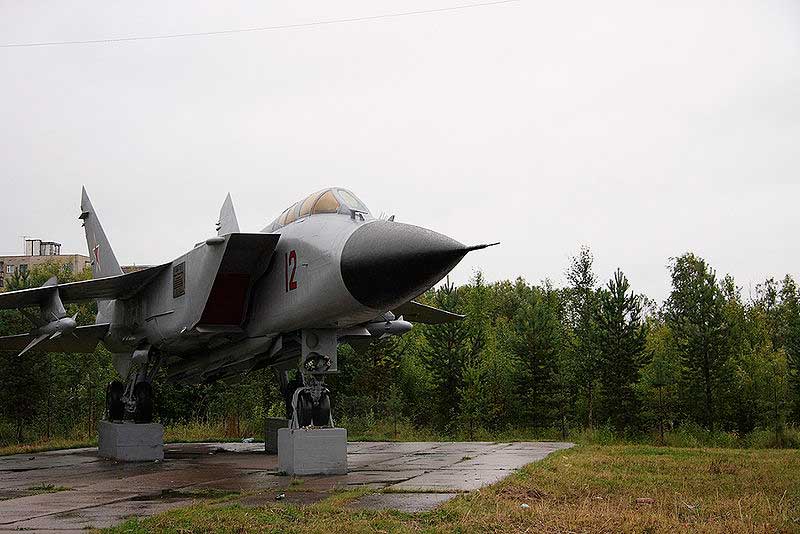 МиГ-31 на «вечной стоянке» в Талажском Авиагородке в честь 518-го ИАП МиГ-31 на «вечной стоянке» в Талажском Авиагородке в честь 518-го ИАП