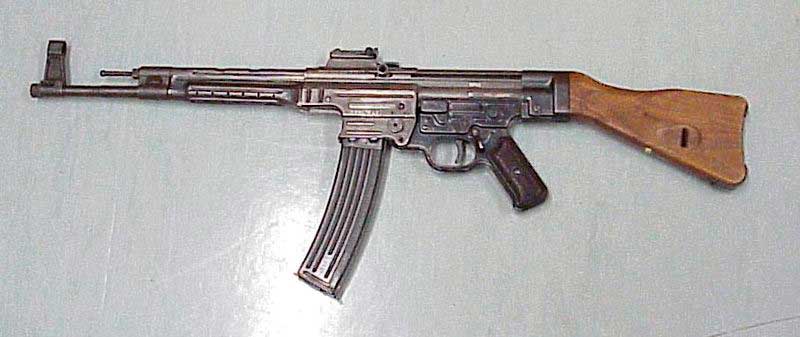 Немецкий автомат StG-44 конструкции Хуго Шмайссера Немецкий автомат StG-44 конструкции Хуго Шмайссера