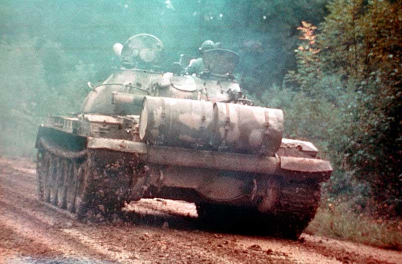 Вид на корму Т-62 с закреплёнными на ней топливными бочками
