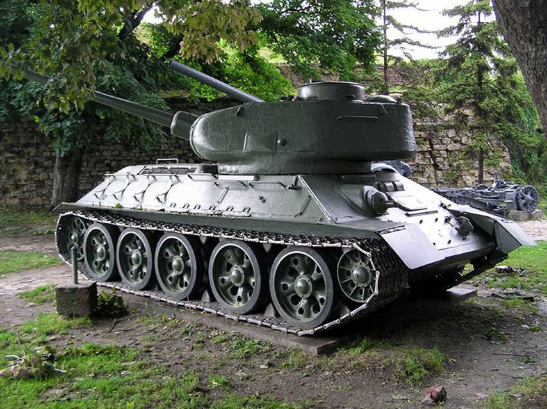 Т-34-85, вооружённый новой пушкой калибра 85 мм, имел трехместную башню с погоном 1600 мм Т-34-85, вооружённый новой пушкой калибра 85 мм, имел трехместную башню с погоном 1600 мм