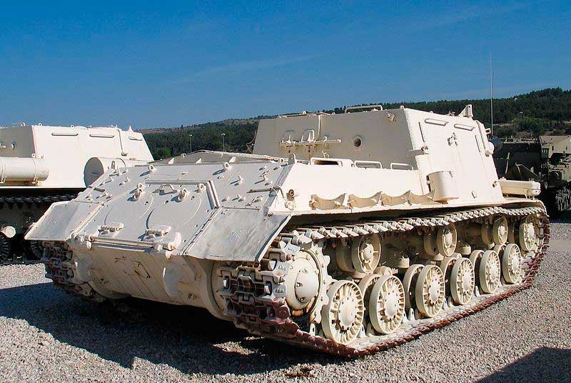 ИСУ-152 в израильском музее бронетанковых войск Yad la-Shiryon (Латрун), вид сзади справа. Хорошо видны элементы ходовой части машины ИСУ-152 в израильском музее бронетанковых войск Yad la-Shiryon (Латрун), вид сзади справа. Хорошо видны элементы ходовой части машины
