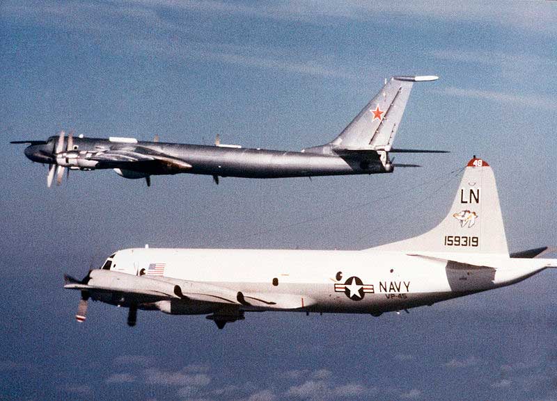 Ту-142М сопровождает патрульный самолёт ВМС США P-3C, 6 марта 1986 года Ту-142М сопровождает патрульный самолёт ВМС США P-3C, 6 марта 1986 года