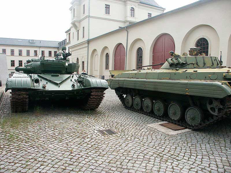 T-72 и БМП-2 бывшей Восточной Германии T-72 и БМП-2 бывшей Восточной Германии