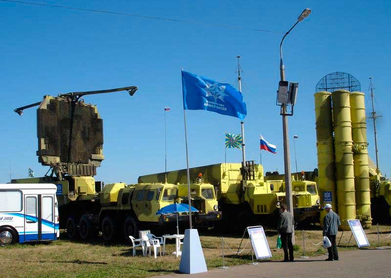 Подвижной состав С-300ПМУ2. Слева направо: РЛО 64Н6Е2, командный пункт (пункт боевого управления) 54К6Е2 и пусковая установка 5П85