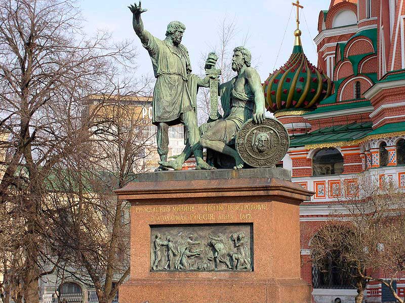 Памятник Кузьме Минину и Дмитрию Пожарскому на Красной площади в Москве Памятник Кузьме Минину и Дмитрию Пожарскому на Красной площади в Москве