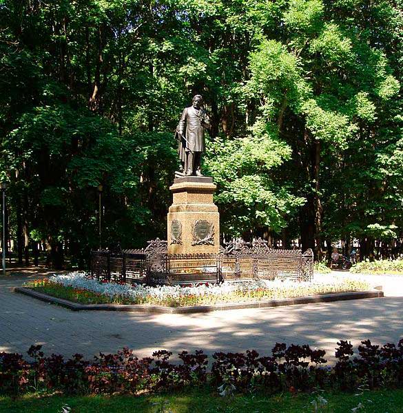 Памятник М. Глинке в Смоленске