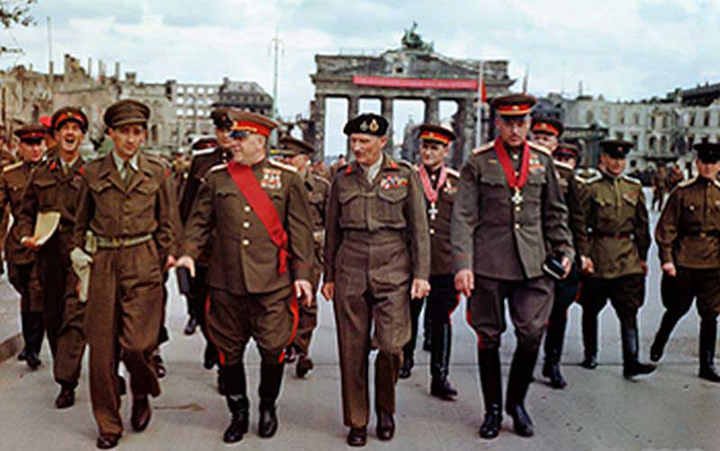 12 июля 1945 года Фельдмаршал Монтгомери возложил на маршала Жукова большой Крест рыцарского ордена Бани 1-го класса