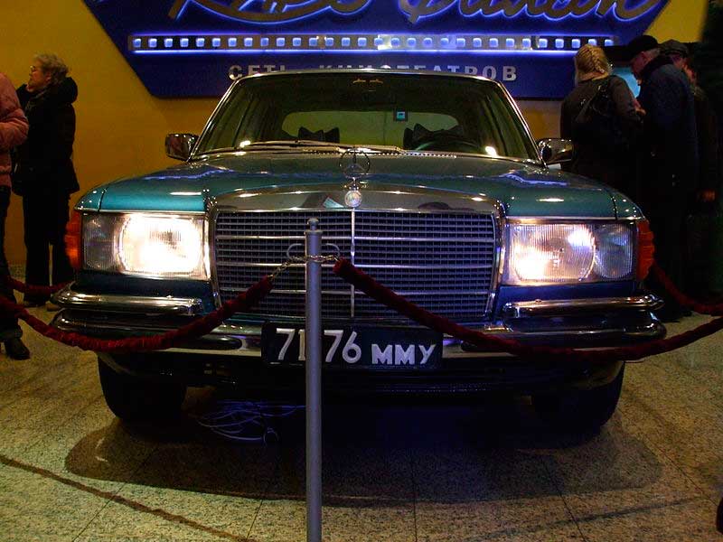 Автомобиль из фойе кинотеатра &laquo;Октябрь&raquo; (Москва); копия автомобиля Высоцкого. В рамках промо-акции к прокату фильма &laquo;Высоцкий. Спасибо, что живой&raquo;.