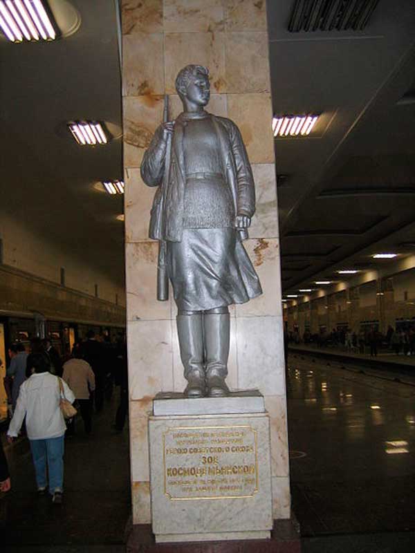 Памятник на станции метро &laquo;Партизанская&raquo;
