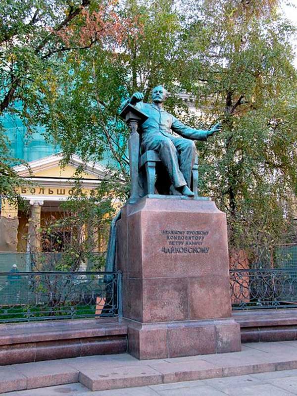 Памятник Петру Чайковскому перед Московской Государственной Консерваторией Памятник Петру Чайковскому перед Московской Государственной Консерваторией
