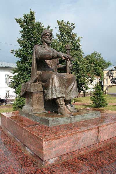 Памятник Юрию Долгорукому - основателю Костромы Памятник Юрию Долгорукому - основателю Костромы