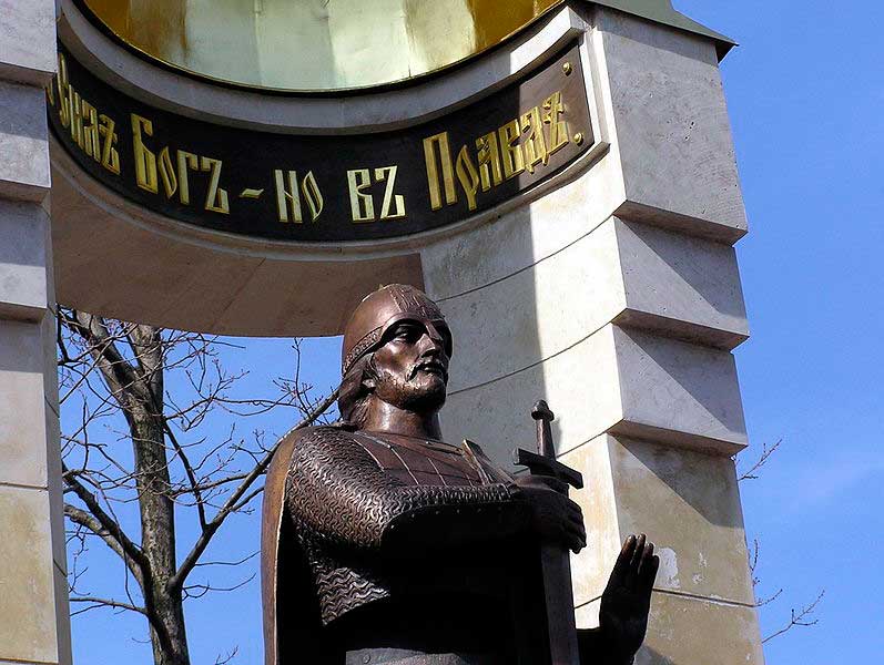 Памятник-часовня у храма Александра Невского в с. Усть-Ижоре