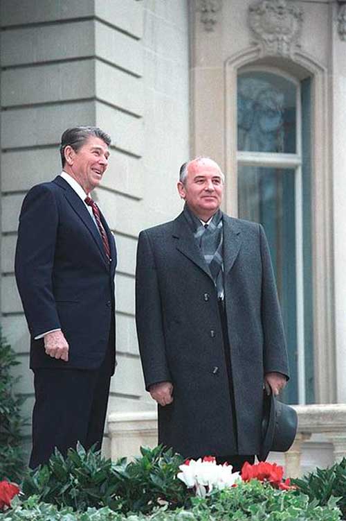 Михаил Горбачёв и Рональд Рейган. 1985 год Михаил Горбачёв и Рональд Рейган. 1985 год