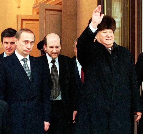 Владимир Путин, руководитель администрации президента Александр Волошин и Борис Ельцин, который покидает Кремль. 31 декабря 1999. Владимир Путин, руководитель администрации президента Александр Волошин и Борис Ельцин, который покидает Кремль. 31 декабря 1999.