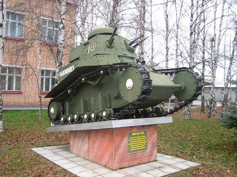 Музейный Т-18, несущий окраску и тактический знак образца 1929 года