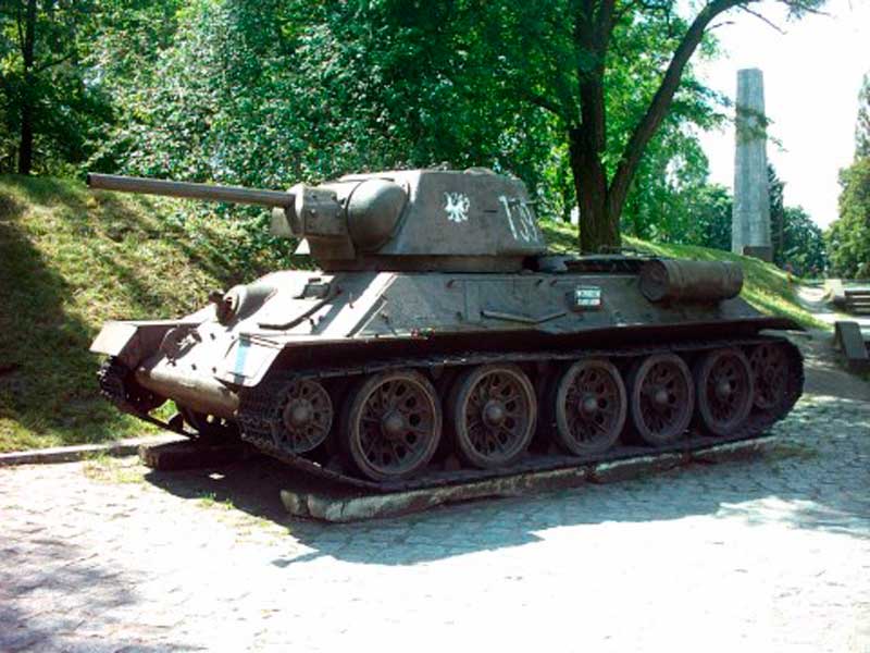 T-34-76, вооружённый пушкой калибра 76 мм, имел двухместную башню с погоном 1420 мм (Ф-34) T-34-76, вооружённый пушкой калибра 76 мм, имел двухместную башню с погоном 1420 мм (Ф-34)
