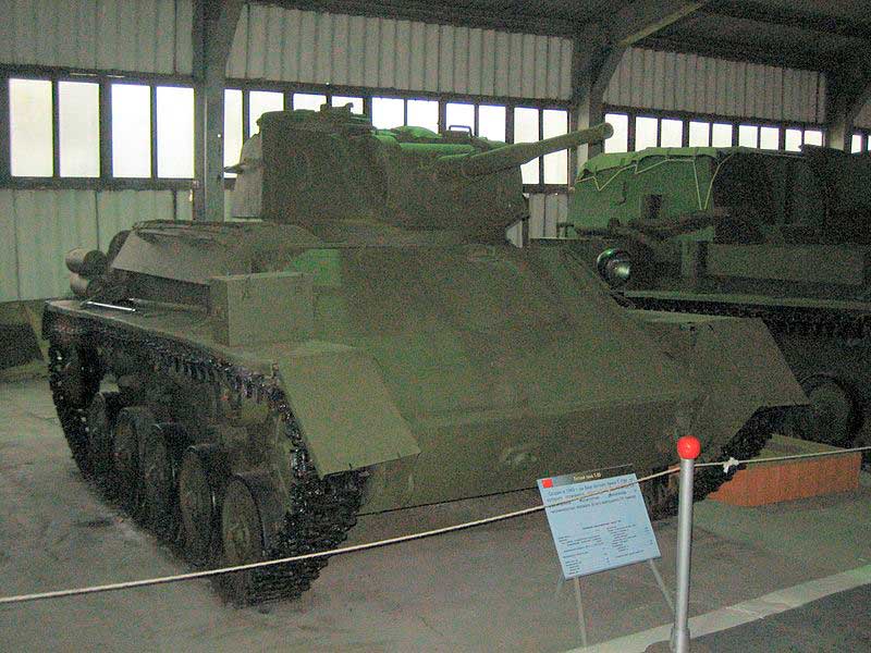 Лёгкий танк Т-80 в Бронетанковом музее в Кубинке, вид спереди справа Лёгкий танк Т-80 в Бронетанковом музее в Кубинке, вид спереди справа