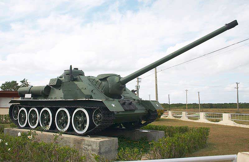 Модернизированная СУ-100 с характерными деталями в виде штампованных катков от Т-44 и дополнительных ящиков для снаряжения на бортах