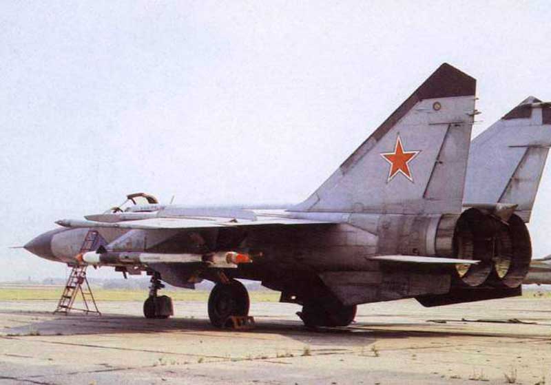 Самым быстрым в мире реактивным военным самолетом является советский истребитель МиГ-25 Самым быстрым в мире реактивным военным самолетом является советский истребитель МиГ-25