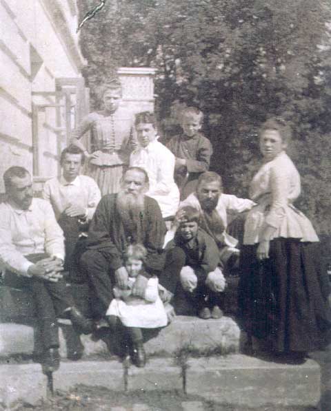Л. Н. Толстой с женой и детьми. 1887 год Л. Н. Толстой с женой и детьми. 1887 год