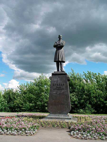 Памятник Ивану Бунину в г. Орле. Скульптор В. М. Клыков
