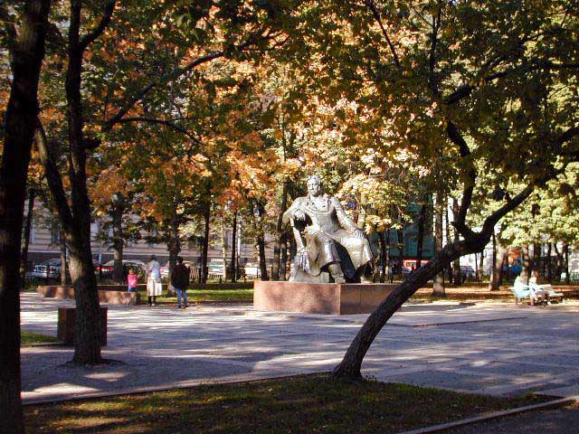 Памятник И. А. Крылову на Патриарших прудах в Москве Памятник И. А. Крылову на Патриарших прудах в Москве